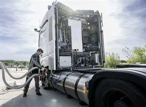 DAIMLER TRUCK Ciężarówka napędzana ciekłym wodorem na testach