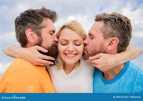 los hombres se enamoran de la misma mujer le gusta la atención masculina chicas abrazan a dos