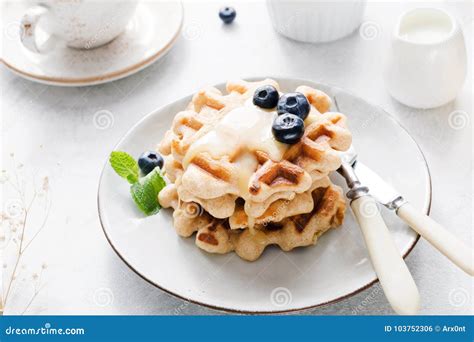 Waffles Belgas Com Mel E Os Mirtilos De Creme Na Placa Branca Foto De Stock Imagem De Cozido