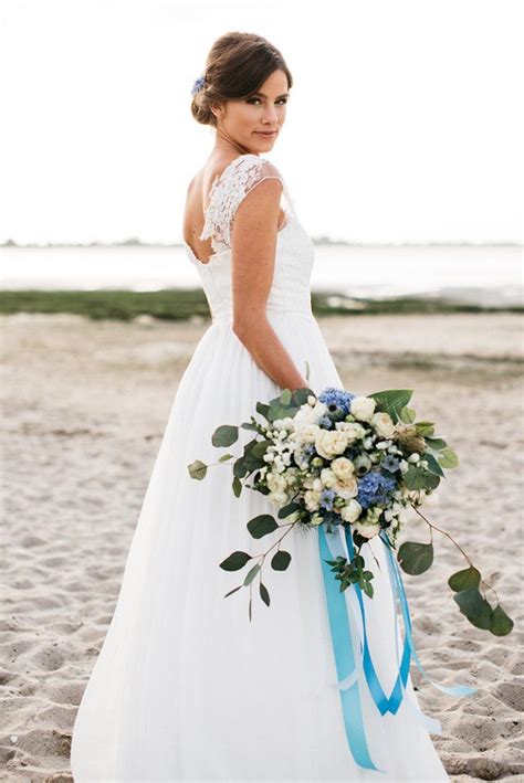 Sind sie auf der suche nach einem hochzeitskleid für den strand, sollten mehrere aspekte da der grundgedanke einer heirat am meer die naturverbundenheit ist, gilt es auch in sachen. Freie Trauung am Strand | Kleid hochzeit, Hochzeit, Trauung