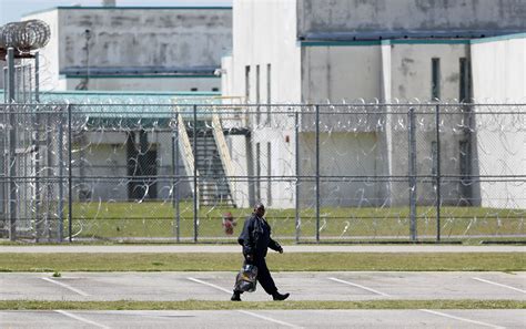 Gang Dispute Sparks Deadliest Us Prison Riot In 25 Years Official