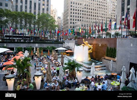 Cafés En El Rockefeller Center De Nueva York Con La Estatua De Prometeo