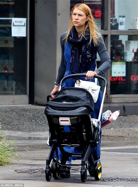 Claire Danes Runs Errands With Newborn Son In New York Daily Mail Online