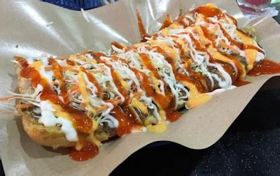 Setiap outlet roti o ini dilayani oleh 4 orang pegawai yang melayani pesanan pembeli sekaligus juga membuat rotinya. Alamat Toko Roti John lengkap di seluruh Indonesia paling Enak - mastimon.com