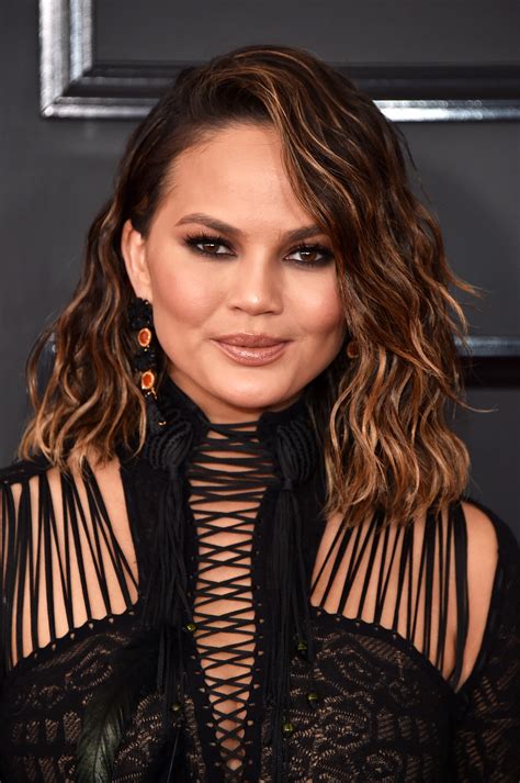 Grammys 2017 Everything You Need To Know About Chrissy Teigen S Pretty Grunge Look Allure