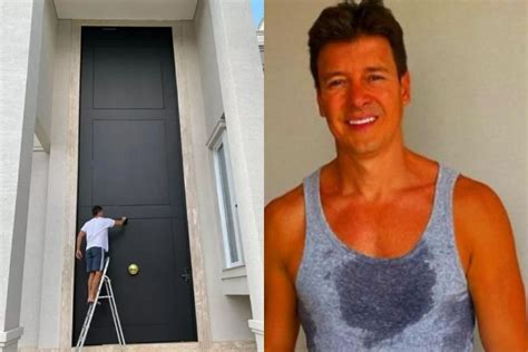 Para assistir ao conteúdo na íntegra, acesse o playplus.com. Rodrigo Faro limpa porta gigante de sua casa e brinca: "Eu ...