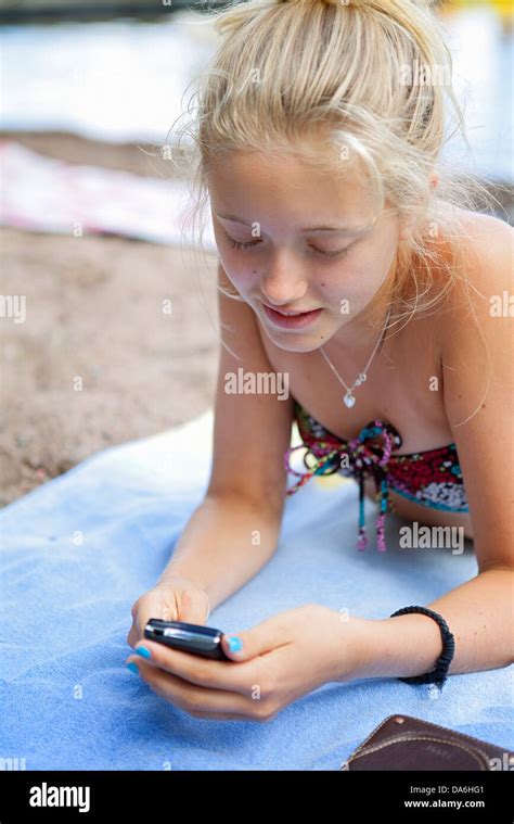 Teenager M Dchen Liegen Am Strand Und Text Messaging Free
