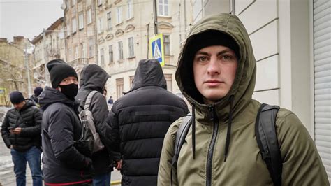 ukrainassa on enemmän sotaan lähtijöitä kuin aseita 23 vuotias andrei kukaan ei ole tuntenut