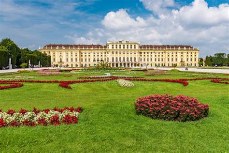 Schonbrunn Palace In Vienna Editorial Stock Image Image Of Emblem