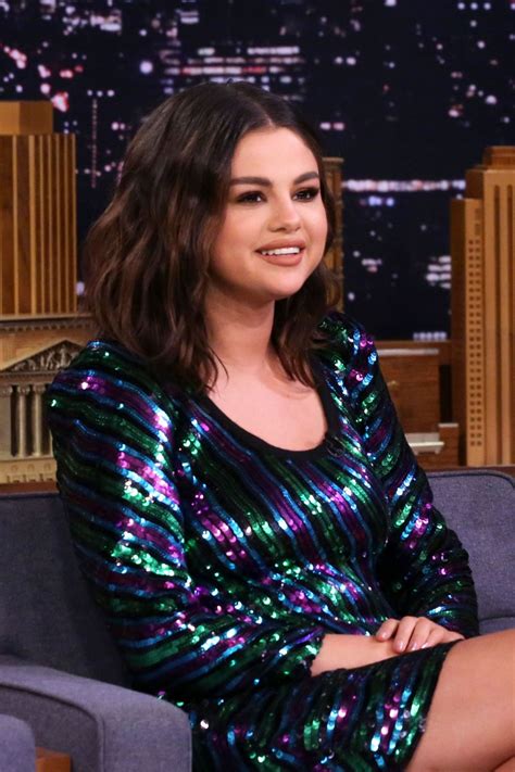 This smile is because of carly rae jepsen. SELENA GOMEZ at Tonight Show Starring Jimmy Fallon 06/11 ...