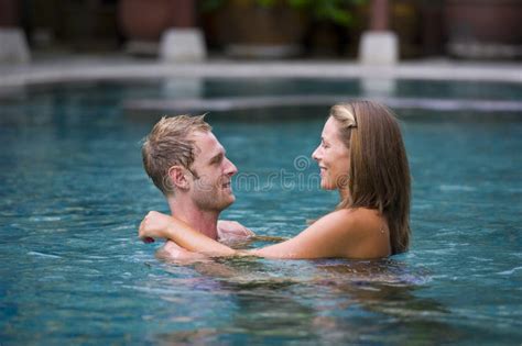 Attraktive Paare Im Swimmingpool Stockfoto Bild Von Recht Schwimmen