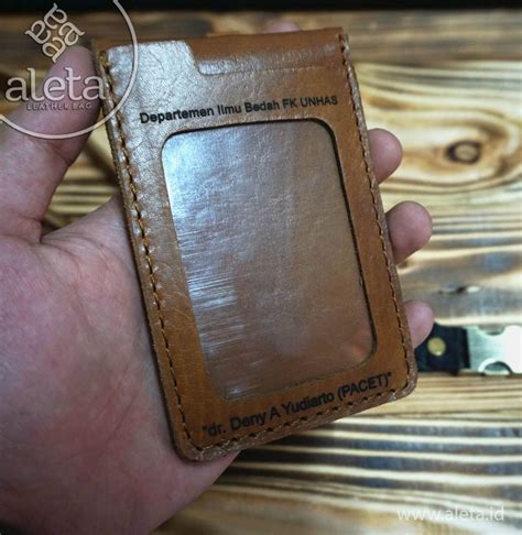 Campany card (kartu karyawan), student card (kartu pelajar & mahasiswa), member card dapat digunakan kartu komunitas pendidikan. Dompet Id Card Kulit Terbaik Untuk Pekerja Atau Karyawan ...