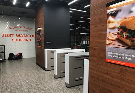 Amazons First Chicago Store Opens Crains Chicago Business