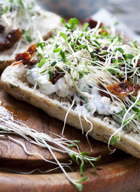 Lunchen met een broodje tzatziki en alfalfa