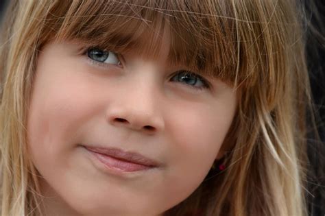 Portrait De L Enfant De Sourire Mignon De Petite Fille Se Brossant Les