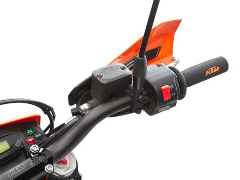 Simply the auxiliary tank is hidden in the bike and it does not add any extra. KTM 690 Enduro R | Motos Pont Grup®
