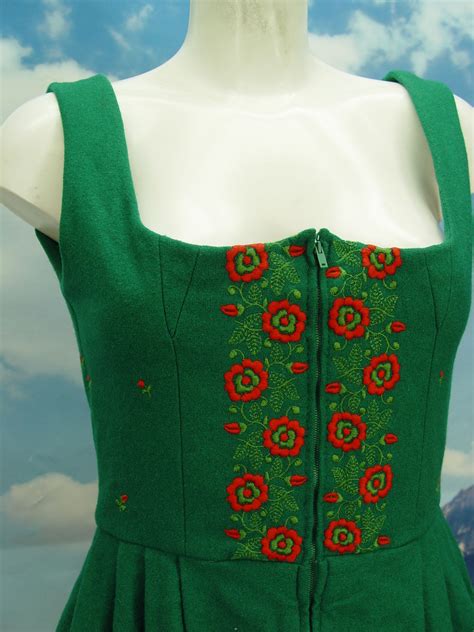 Maybe you would like to learn more about one of these? 70er Vintage Stickerei handgeschneidert dicker Stoff ...