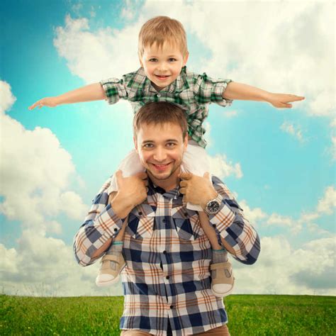 儿子在快乐的父亲肩膀上图片 快乐的父亲与儿子在肩膀上素材 高清图片 摄影照片 寻图免费打包下载
