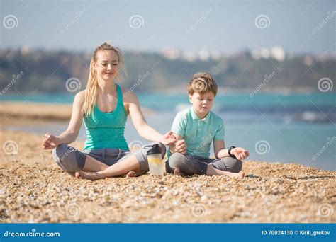 Madre Con El Hijo Que Ejercita En La Playa Foto De Archivo Imagen De