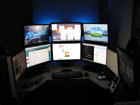 Nate's setup has evolved over the years as he adds new monitors and repositions them accordingly. 15套让你嫉妒的家用电脑配置