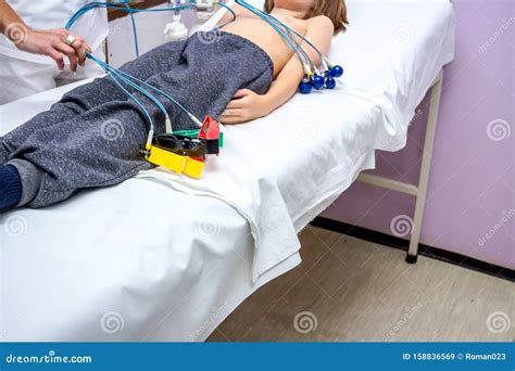 l infirmière prépare un enfant un adolescent pour le test ecg ou ekg image stock image du