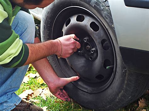 Putting on the spare requires no talent, mechanical aptitude, or special a flat tire can strike at any moment. How to change a tire on a car - ClickHowTo