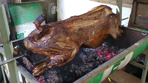 Hancurkan tahu putih hingga agak halus dalam wadah (mangkok). Tips Membuat Kambing Guling yang Empuk