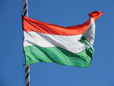Vous pouvez également télécharger l'image de drapeau blanc hongrie pour. Le drapeau hongrois flottant au vent. | Hongrie, Budapest ...