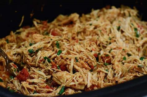 This crockpot shredded chicken will help calm the dinner chaos. 5 Days of Easy Crock Pot Meals - The Organized Dream