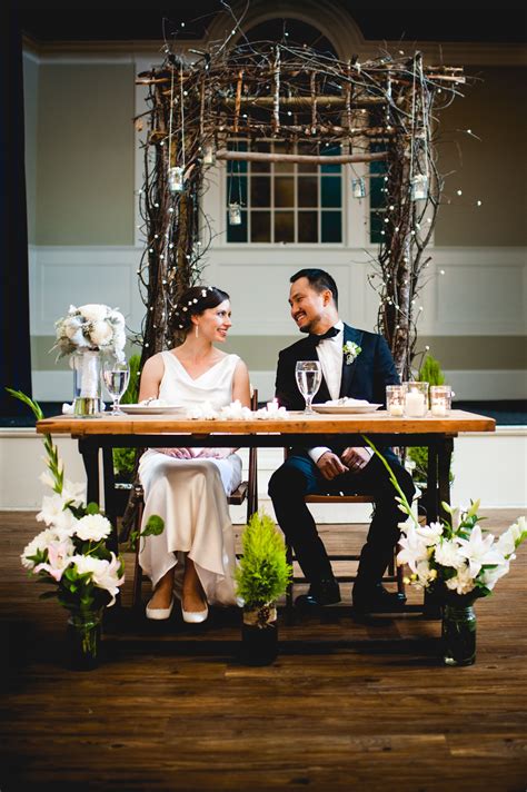 Married Couple At Sweetheart Table Decoration Table Mariage Champetre