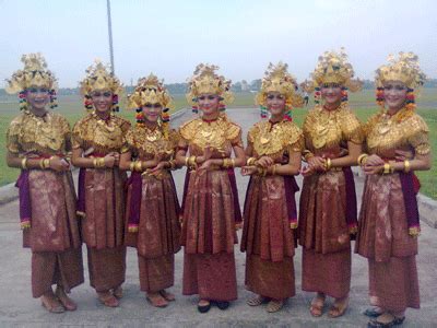 Penari Tradisional ~ Rieza Harry Setiawan