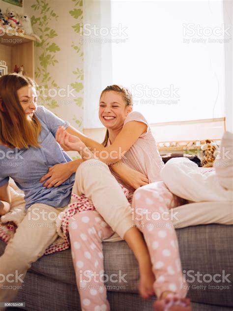 Foto De Adolescentes Meninas No Pyjama Party Rindo Enquanto Fazendo