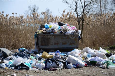 El Bote De Basura Est Lleno De Basura Y Desechos Retiro Intempestivo De Basura En Zonas