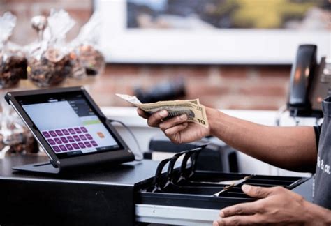 6 Things A Cashier Wants Customers To Know In Real Life