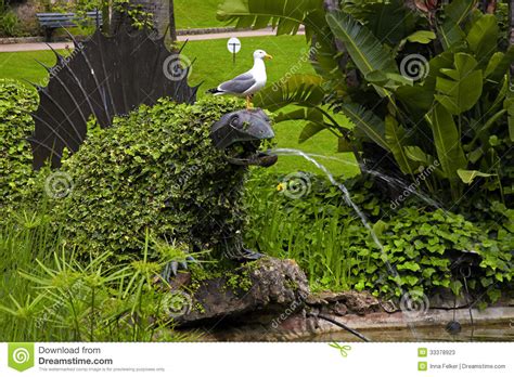 Alles was ihr garten braucht: Garten Mit Eisen Pangolin-Skulpturbrunnen Stockbild - Bild ...
