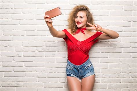 La Ragazza Che Prende La Macchina Fotografica Dello Smart Phone Del Selfie Ha Eccitato La Donna