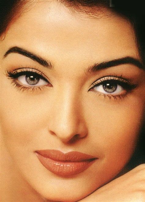The real eye colour of aishwarya rai's is light brown, not blue or green as here you can see the proof, specially the paparazzi photos of aish where her. I just love Aishwarya Rai's makeup | Makeup | Pinterest ...