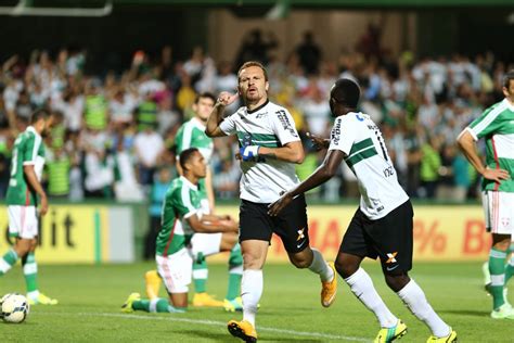 Narração de gabriel dias, comentário de bruno prado e reportagem de daniel lian. Palmeiras é derrotado pelo Coritiba e fica em situação ...