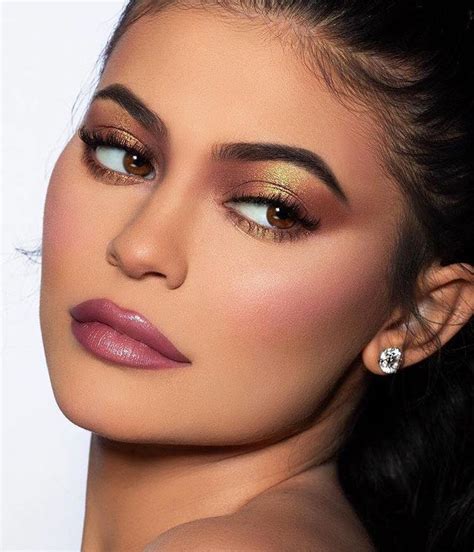 Kylie Jenner S Most Glamorous Makeup Looks To Copy For The Holidays Kylie Jenner Makeup Look