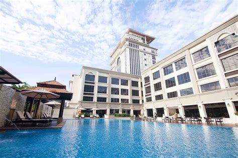 This hotel in kota bharu with swimming pool has over 298 spacious and modern rooms, ranging from 82m² executive suites to 32m² deluxe rooms. HOTEL PERDANA, A NEW LANDMARK OF KOTA BHARU | Malaysian Foodie