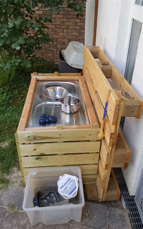 In unserem hier gezeigten fall ist das eine spielküche aus holz, mit der sich die kids so richtig austoben können. Matschtisch für Kinder aus Holz selber bauen - Anleitung ...