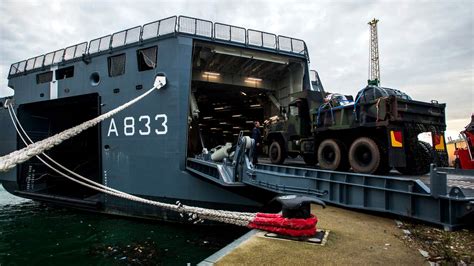 Marineschip Karel Doorman Legt Aan In Liberia Ebola Nu Nl