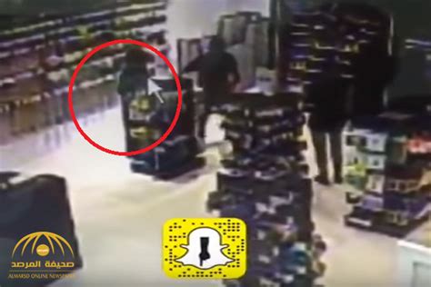 بالفيديو وافد من جنسية عربية يعنف فتاة تعمل في محل تجميل ويضربها على يدها شاهد ردة فعلها