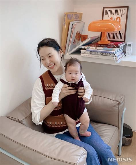 Chosun Online 朝鮮日報 「結婚11年目にして出産」ハン・ジヘ＆娘 カップル・ルックで秋のお出かけ