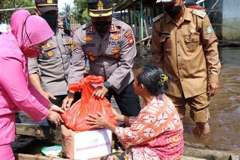 Polres Sekadau Salurkan Bantuan Sembako Untuk Korban Banjir Di Seberang