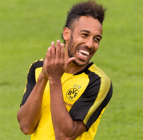 Eine notoperation verhinderte dies zum glück. Marco Reus: Das Band, das schon Ballack die WM 2010 ...