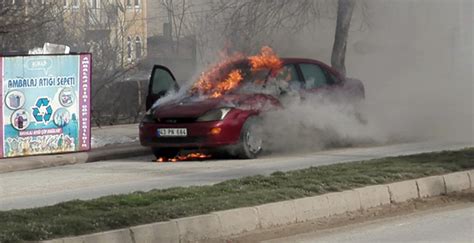 Yangına havadan ve karadan itfaiye ekiplerinin. Kütahya'da park halindeki otomobilde yangın