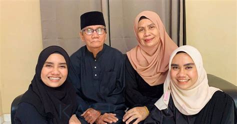 Artikel 'tidak menyamakan kedudukan dan pengorbanan seorang guru dengan ibu bapa' ini membincangkan tentang kedudukan dan pengorbanan yang dilakukan oleh seorang guru tidak akan boleh disamakan dengan siapa pun status ibu bapa seseorang. Tak Malu Miliki Ibu Bapa 'Insan OKU', Sebaliknya Gadis Ini ...