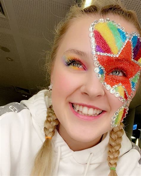 Jojo Siwa Ditches Signature Ponytail To Reveal Her Natural Hair In New