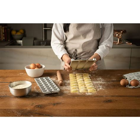 Marcato Ravioli Tray With Rolling Pin 24 Piece Square 35mm